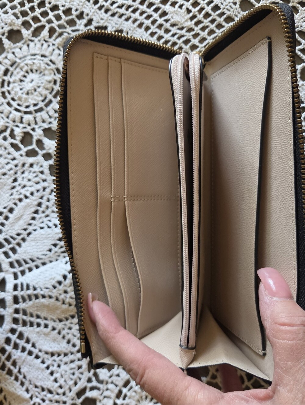 kate spade♠️ Black Pebbled Leather "Eva"L Continental Wallet with Gold Logo - Picture 5 of 7